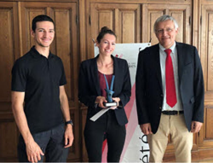 Photo du Président du Conseil national remettant le Prix de l’Ordre 2021 à la DV Marie TANGUY